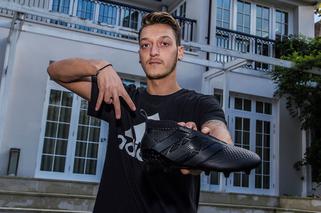 Kosmiczne buty Mesuta Özila. Nie mają sznurowadeł! [ZDJĘCIE + WIDEO]