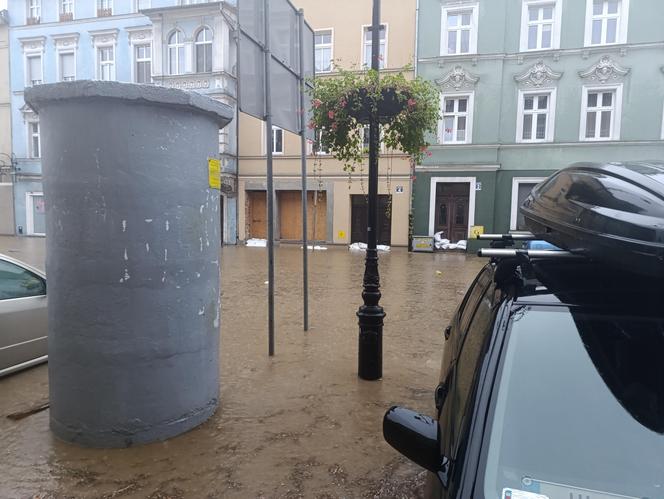 Zagrożenie powodziowe. Głuchołazy. Woda przelała się przez wały. Zalewa miasto