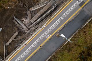 Wiadukt na Marywilskiej grozi zawaleniem? Miał być ruch wahadłowy, a drogę zamknięto całkowicie