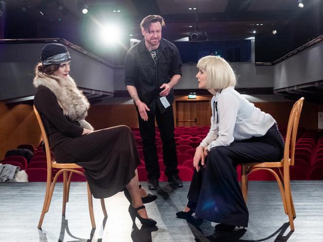 Na Wspólnej odc. 3267. Marta (Joanna Jabłczyńska), Celina Jantar (Joanna Sydor), reżyser Halicki (Adam Szczyszczaj)