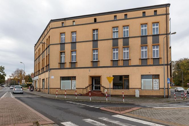 Ciało Adama znaleźli w mieszkaniu w Śremie. Obok była jego córeczka.