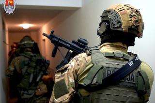 Szok pod Piasecznem. Udawali policjantów, okradli rodzinę z całego majątku. Wśród łupów pieniądze i biżuteria