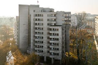 Szpiegowo z lotu ptaka. Blok na Sobieskiego 100 w Warszawie