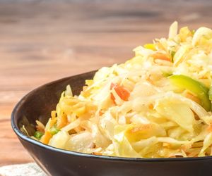 Szybka surówka z kapusty kiszonej i marchewki [sprawdzony przepis]