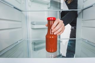 Keczup należy trzymać w szafce czy lodówce? Producent stawia sprawę jasno