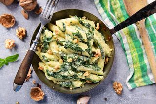 Weź penne i szpinak. Obiad niczym z włoskiej restauracji zrobisz w 15 minut