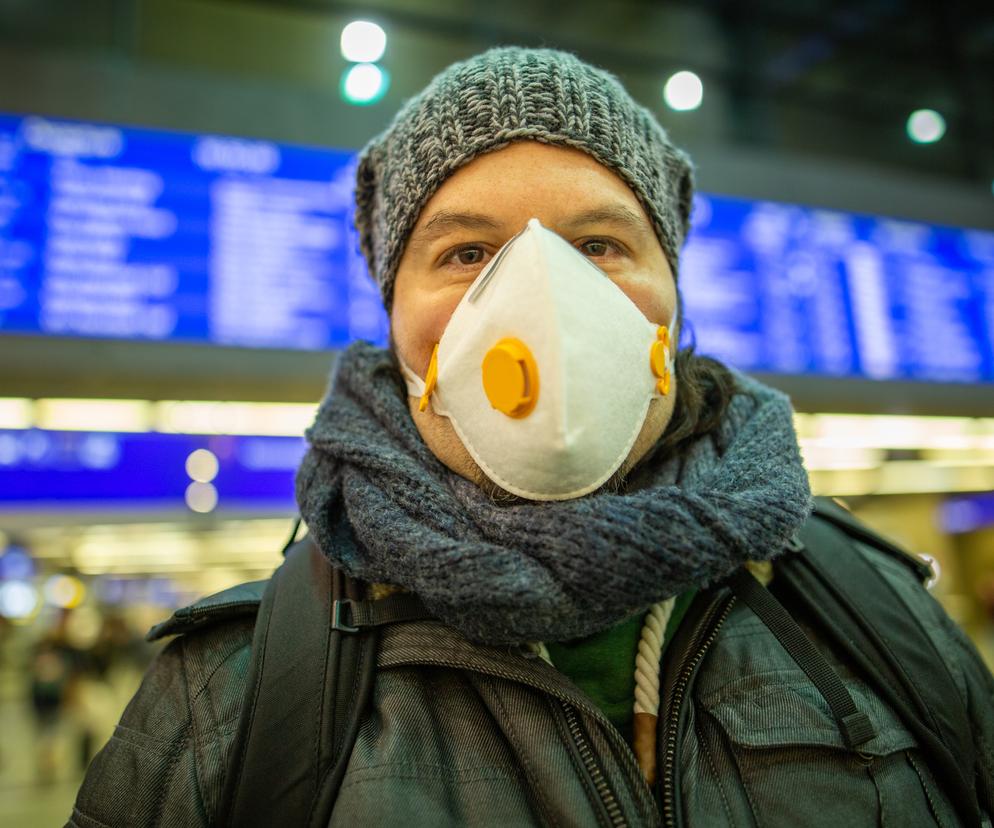 Dramatyczny wzrost zakażeń na COVID-19 w Chinach. Kolejne państwa wprowadzają testowanie podróżnych.