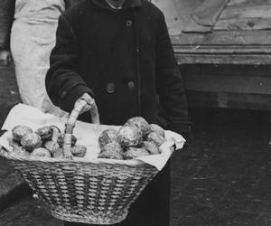 Uliczna sprzedaż pączków w Warszawie, 1934 rok