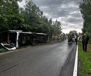 Autokar z dziećmi wylądował w rowie! Sześć osób rannych, droga zablokowana