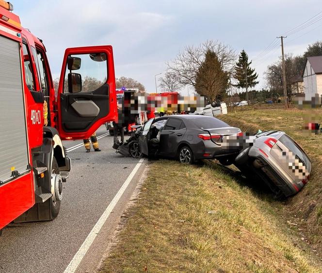 Zderzenie trzech aut w Emilcinie. Pięć osób trafiło do szpitala