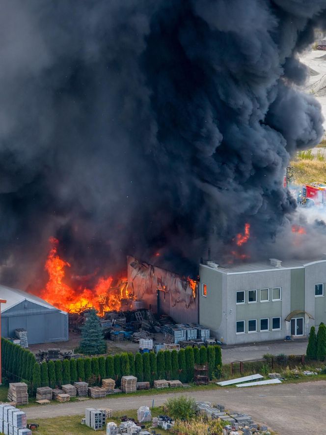 Potężny pożar w Tarnowie. Płonie hurtownia zniczy, na miejscu ponad 25 zastępów straży!