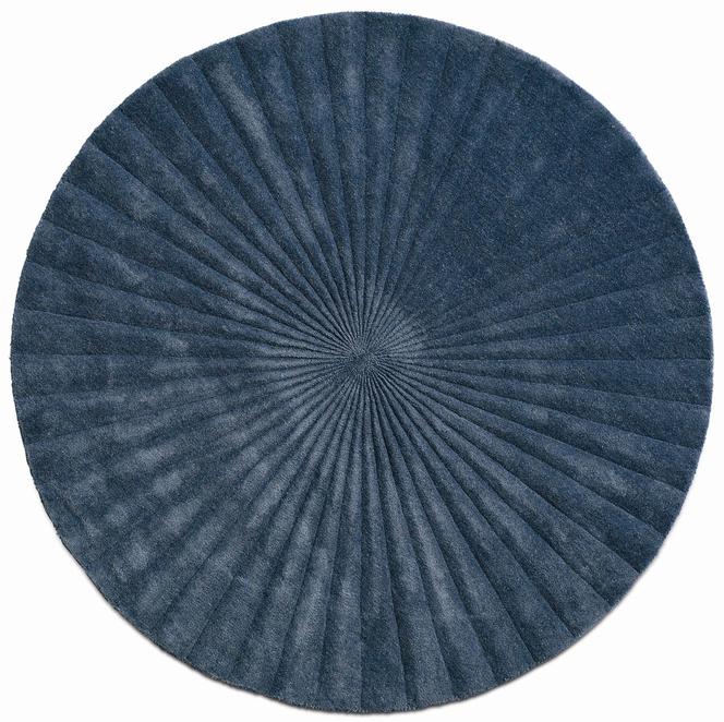 Niebieski i okrągły dywan do pokoju dziennego