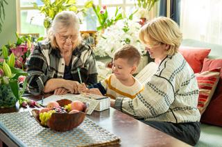 Barwy szczęścia odc. 2906. Bożena (Marieta Żukowska), Tadzio (Józio Trojanowski), Amelia (Stanisława Celińska)