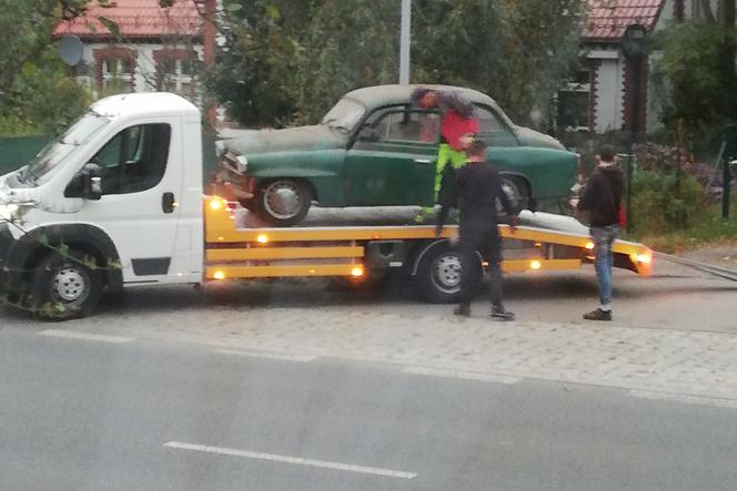 Podjechali pod garaż lawetą i ukradli samochód! Szuka ich policja z Torunia