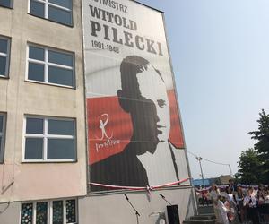 Wielki baner Witolda Pileckiego na Szkole Podstawowej nr 21 w Grudziądzu