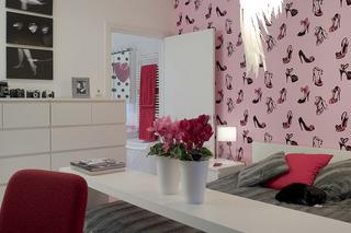 Kobieca aranżacja sypialni. Nowoczesna sypialnia z różową tapetą