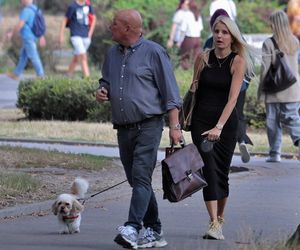 Jasnowidz Jackowski przyłapany w Warszawie. Młodsza, atrakcyjna kobieta i luksusowe zakupy