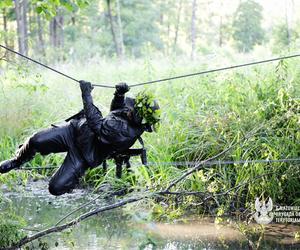 Przeprawiali sie przez rzekę i doskonalili strzelanie - kolejne szkolenie SONDA dla terytorialsów z Radomia 