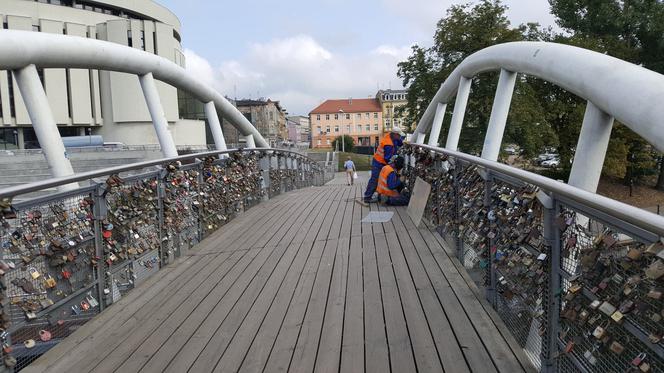 Z Mostu Kiepury znikają kłódki zakochanych. Co na to bydgoszczanie? [ZDJĘCIA]