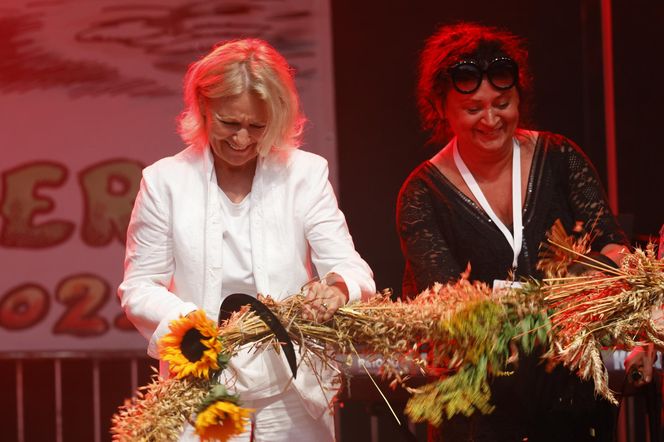 Cała na biało Maria Pakulnis szaleje z sierpem w Lubomierzu. Renata Dancewicz tym razem na spokojnie