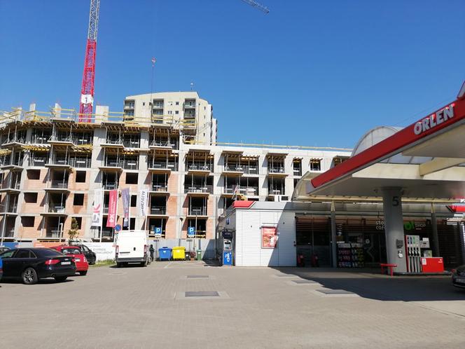 Blok przy stacji benzynowej na ul. Mogilskiej w Krakowie