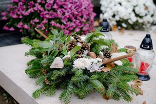 Jak stworzyć wyjątkowy stroik na grób z jodły na Wszystkich Świętych? Instrukcja krok po kroku