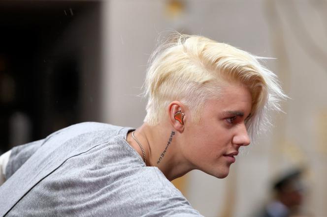 Justin Bieber w platynowych włosach