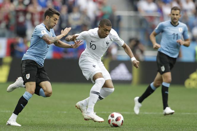 MŚ Rosja 2018. Ćwierćfinał: Urugwaj-Francja: Matias Vecino i Kylian Mbappe