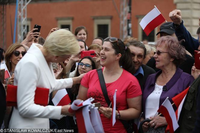 Para prezydencka rozdawała flagi w Warszawie. Tak świętowali dzień flagi