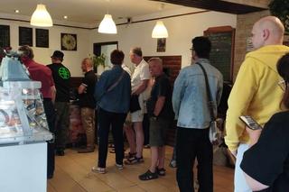 Dziennikarz Super Expressu szukał złotego pociągu, a znalazł prawdziwą perełkę! Takiego baru długo nie widział