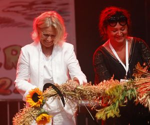 Cała na biało Maria Pakulnis szaleje z sierpem w Lubomierzu. Renata Dancewicz tym razem na spokojnie