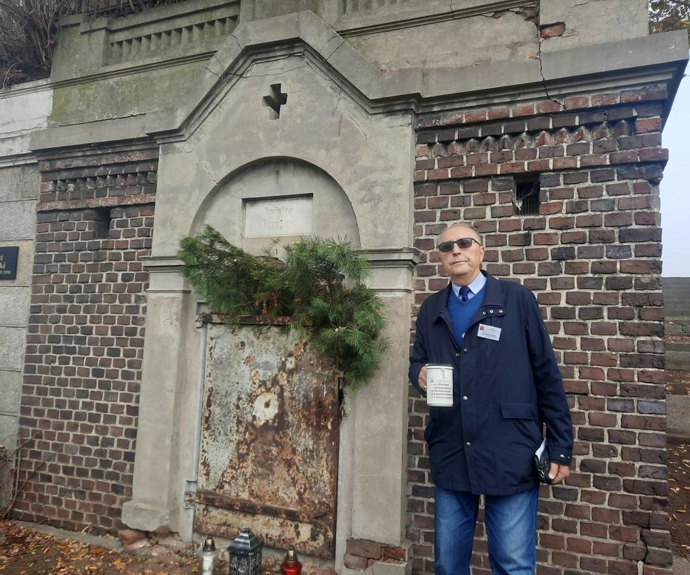 Jan Wesołowski przy grobowcu rodziny Lange