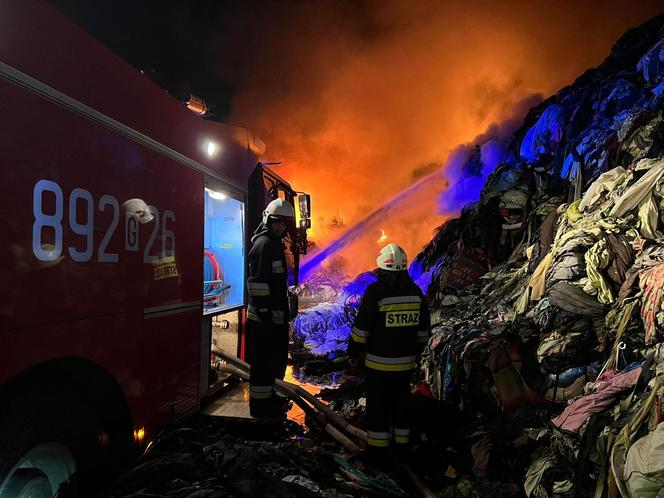 Pożar składowiska tekstyliów w Kamieńcu