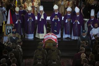 Pierwsze pogrzeby ofiar katastrofy - Polska płacze po Was (ZDJĘCIA)