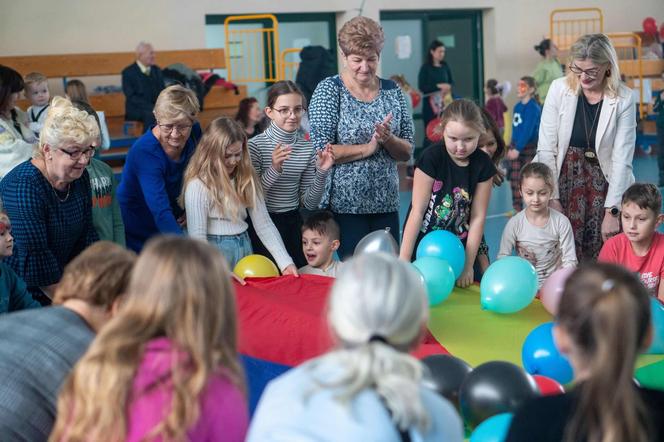 Na imprezie Babcie i Dziadkowie z Łukowa i okolic bawili się wspólnie ze swoimi dziećmi i wnuczętami