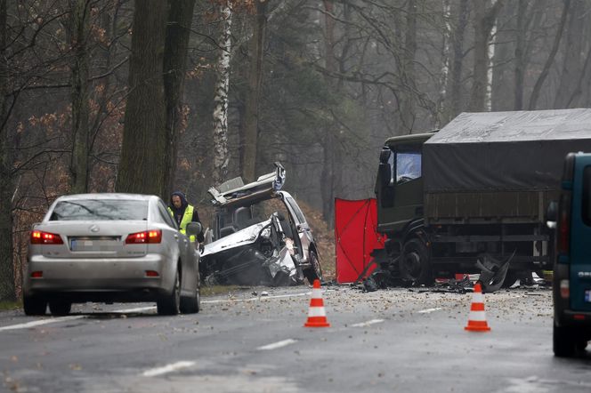 Wypadek ciężarówki z żołnierzami pod Warszawą. Jedna osoba nie żyje, pięć w szpitalu