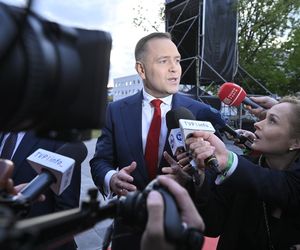 Karol Nawrocki przyjechał do TVP. Symboliczny gest i mocne wsparcie z zaplecza