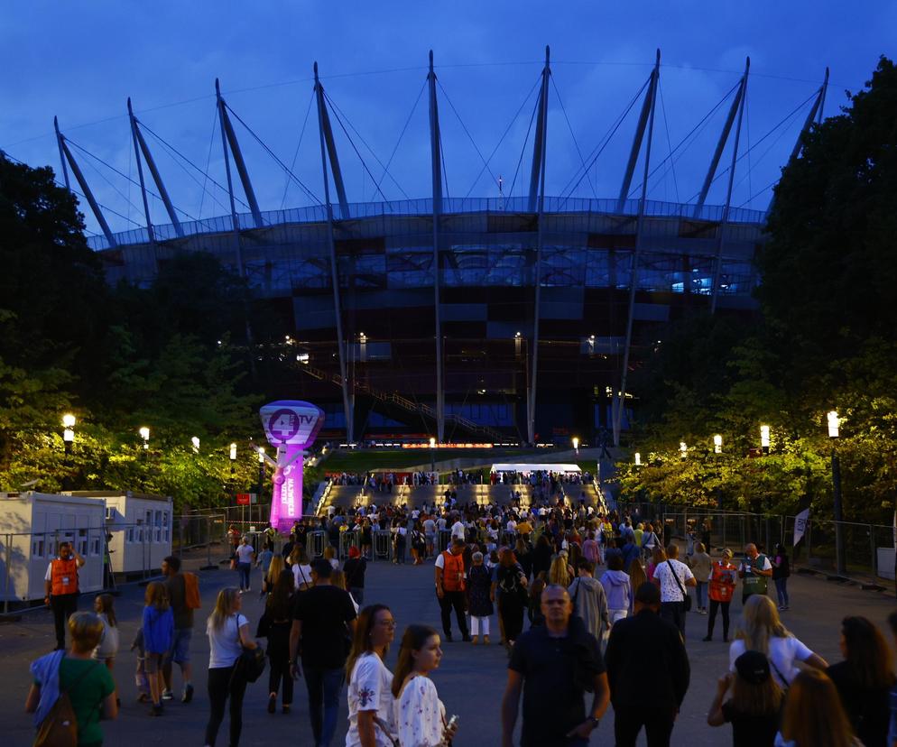 Koncert Sanah na PGE Narodowym w Warszawie - tłumy pod stadionem