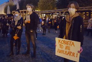 Znicze, wieszaki, transparenty. Protest Piekło kobiet w Lesznie