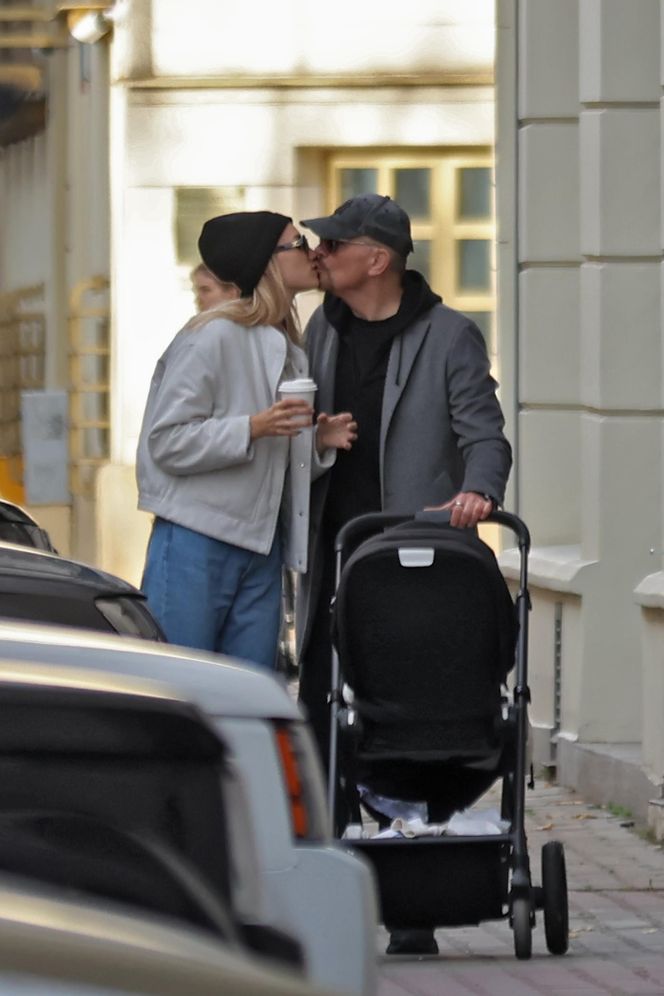 Krzysztof Ibisz z rodziną na spacerze