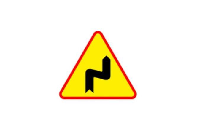 Znak ostrzegający przed krętą drogą, na której pierwszy zakręt jest w prawo