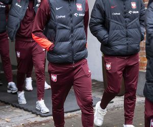 Reprezentacja zmokła na spacerze. Lewandowski się krył przed deszczem