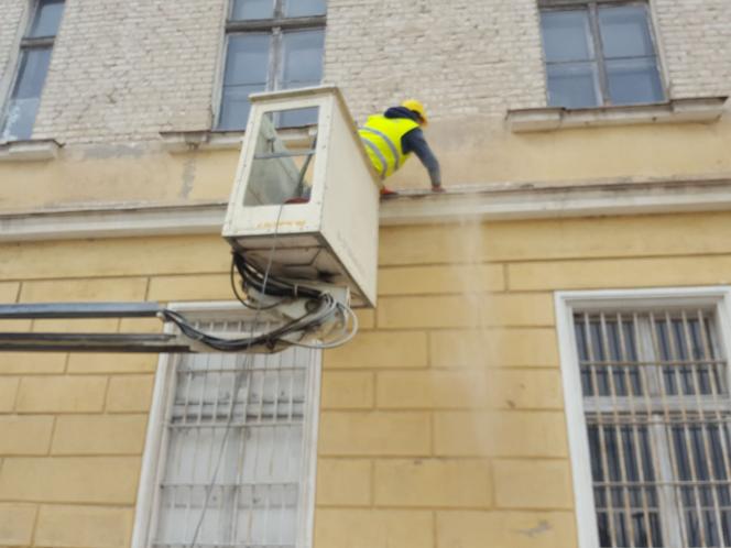 Lecą tynki z dawnego budynku kolejowego przy ul. Dworcowej