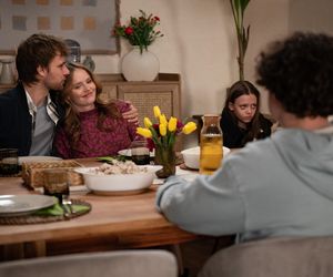 Rodzinka.pl 17 sezon odcinek 295 (odc. 8). Magda (Olga Kalicka), Tomek (Maciej Musiał), Kacper (Mateusz Pawłowski), Maja (Emma Pokromska), 