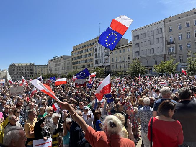 Toast za Wolność w Poznaniu. Tysiące ludzi na placu Wolności