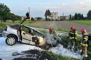 Auto uderzyło w betonowy przepust. Potem stanęło w płomieniach
