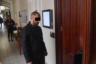 Ruszył proces zwyrodniałych rodziców, którzy zabili 3-letnią córeczkę, zawinęli jej ciało w dywan i pojechali na wakacje