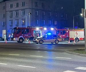 Kraków. Kraksa osobówek w Nowej Hucie. Auto staranowało słup