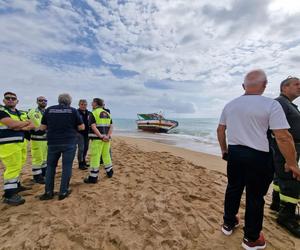 Makabryczne odkrycie na plaży na Sycylii! Nie żyje pięć osób