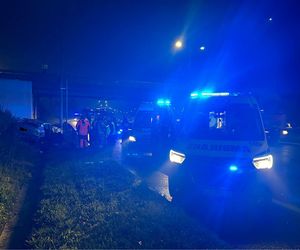 Groźny poranek na DTŚ w Rudzie Śląskiej. Samochód rozbił się na filarze wiaduktu, dwie osoby w szpitalu